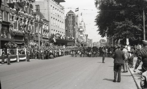 858186 Afbeelding van de Memorial D-Day Parade op het Vredenburg te Utrecht.